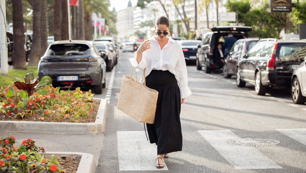These 16 Loose, Late-Summer Tops Nail Hamptons Rich Mom Style — From $7
