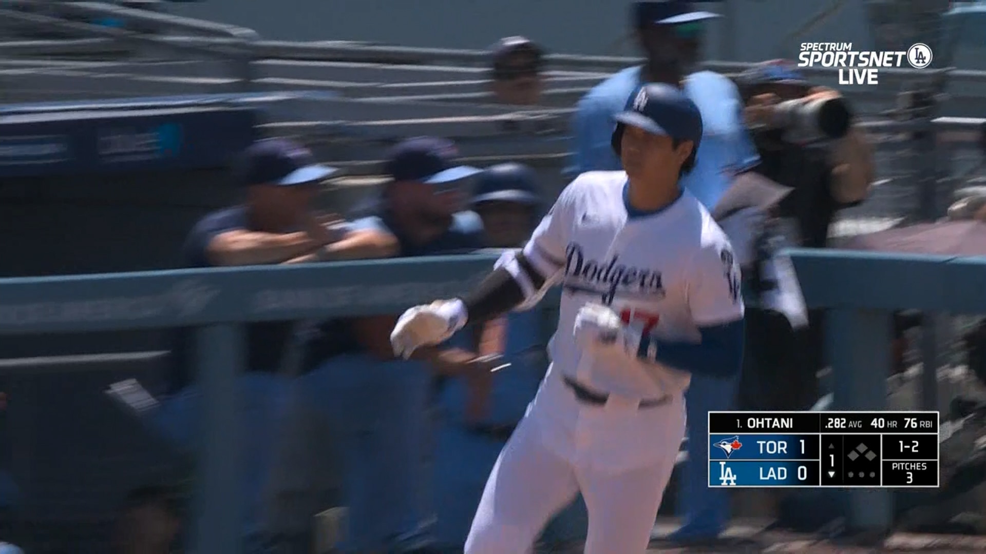 Shohei Ohtani crushes a solo home run to bring the Dodgers level with the Blue Jays